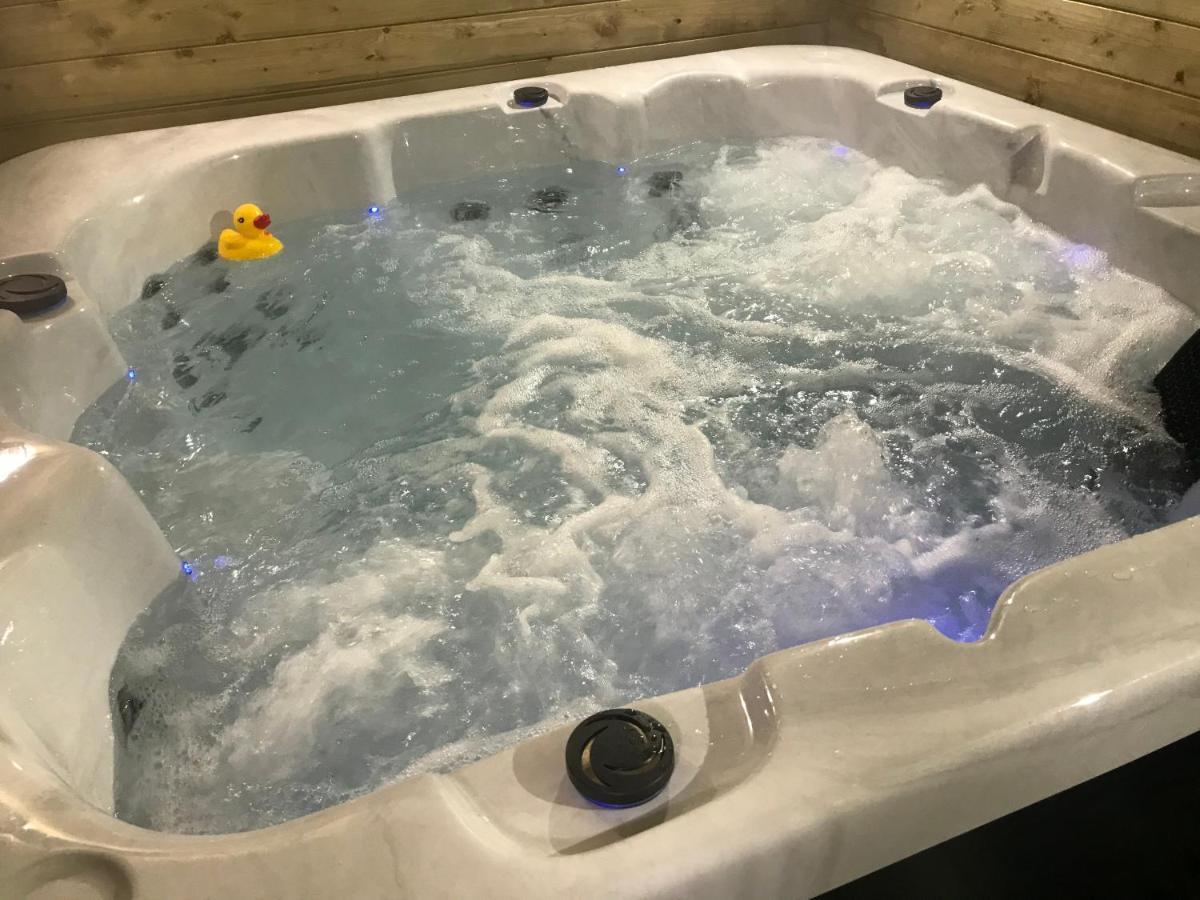 Hot Tub Hide Away Near Alton Towers Staffordshire Cheddleton Exterior photo